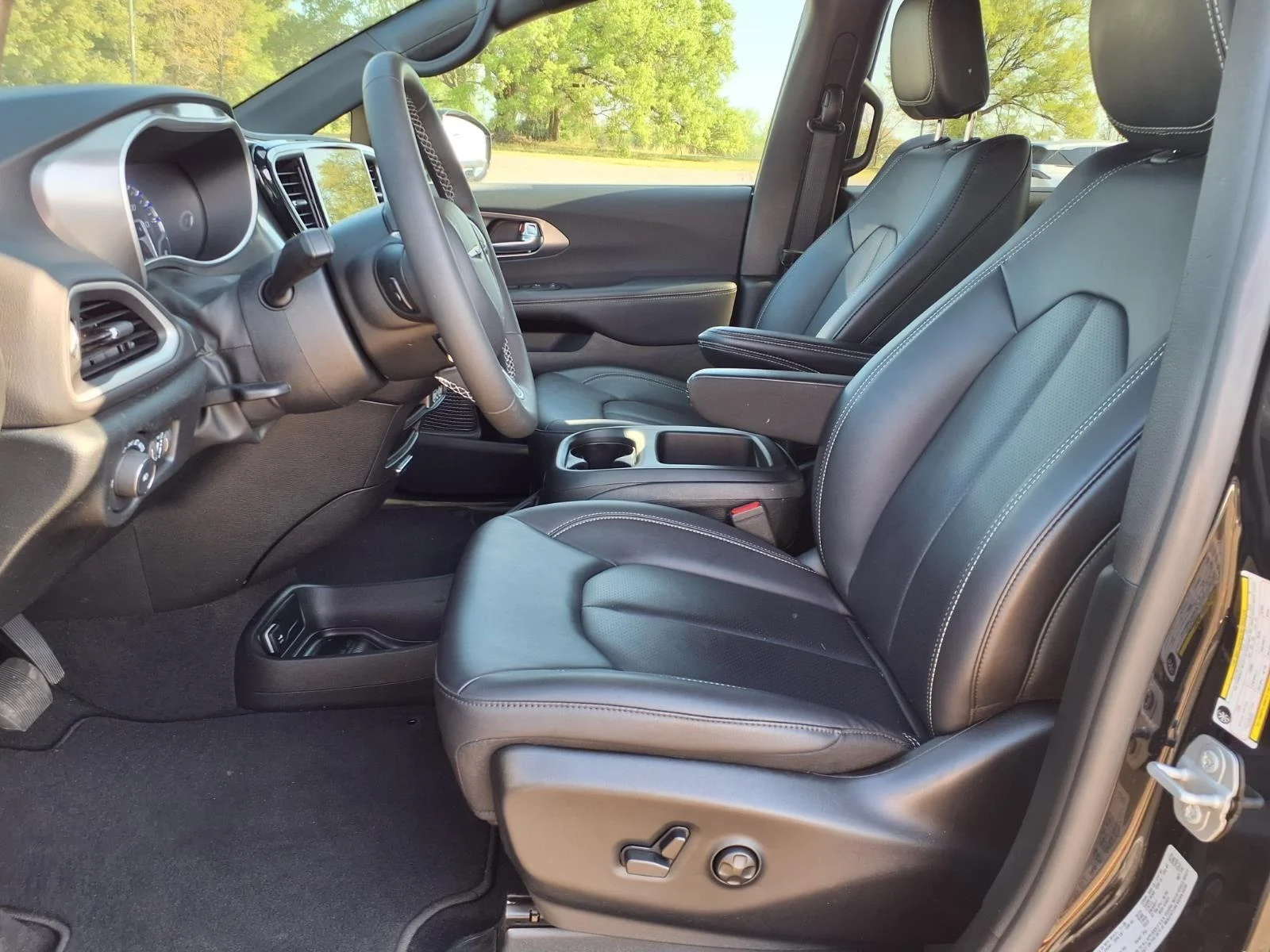 Used 2025 Diamond Black Crystal Pearlcoat Chrysler Select image 19