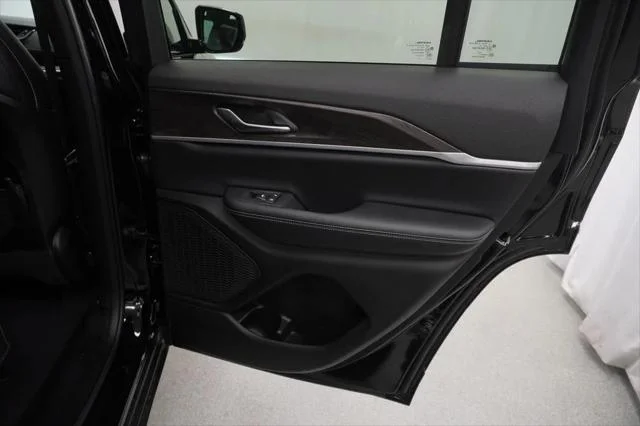 New 2026 Diamond Black Crystal Pearl-Coat Exterior Paint Jeep Laredo image 35