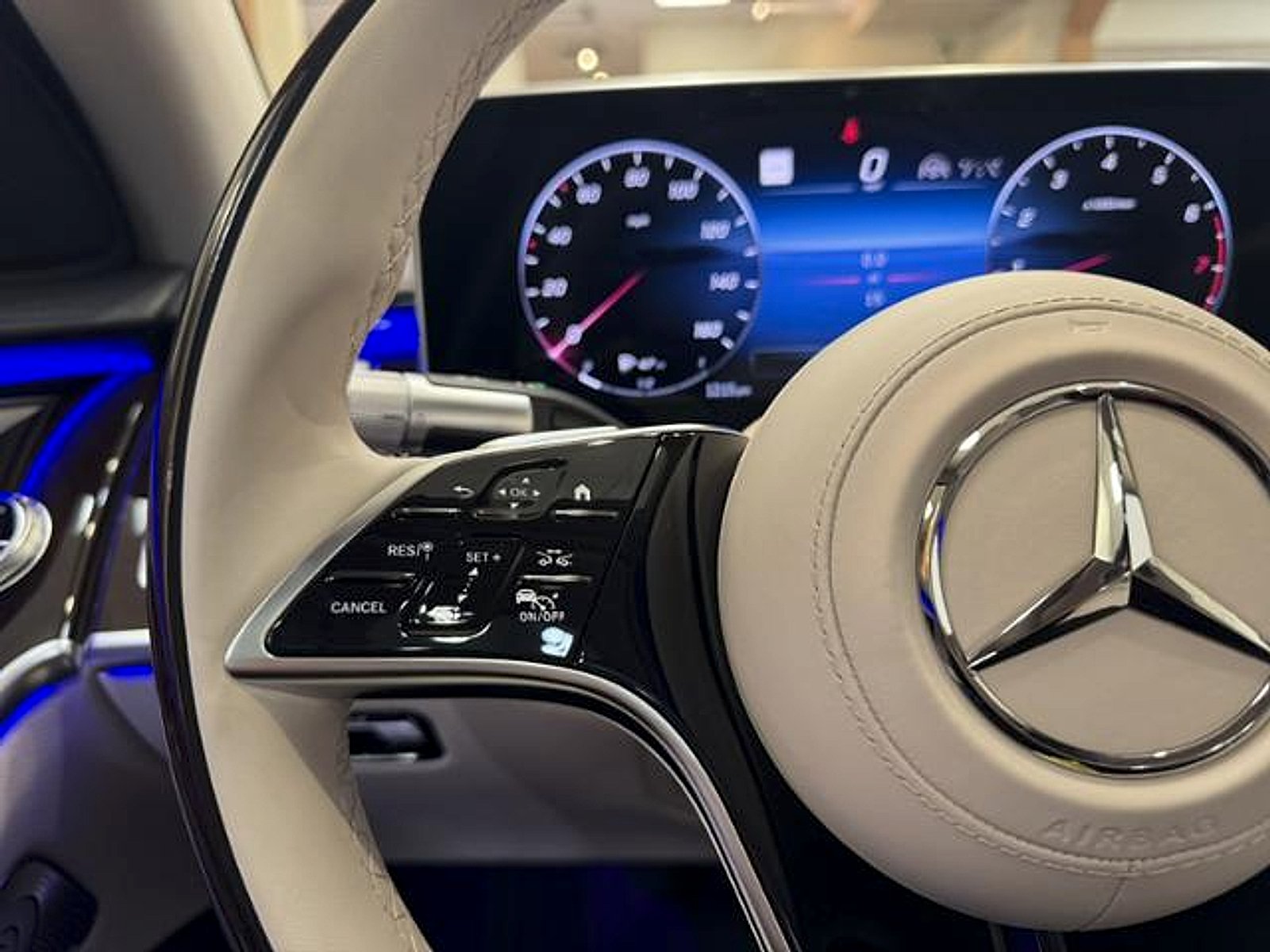 Certified Used 2026 MANUFAKTUR Moonlight White Metallic Mercedes-Benz 4MATIC® image 18