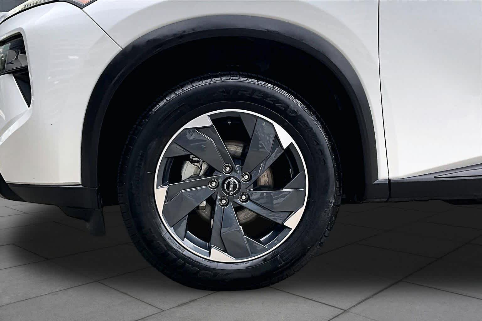Used 2024 Everest White Pearl Nissan SV image 11