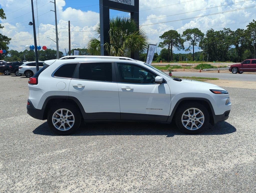Used 2017 White Jeep Latitude image 8