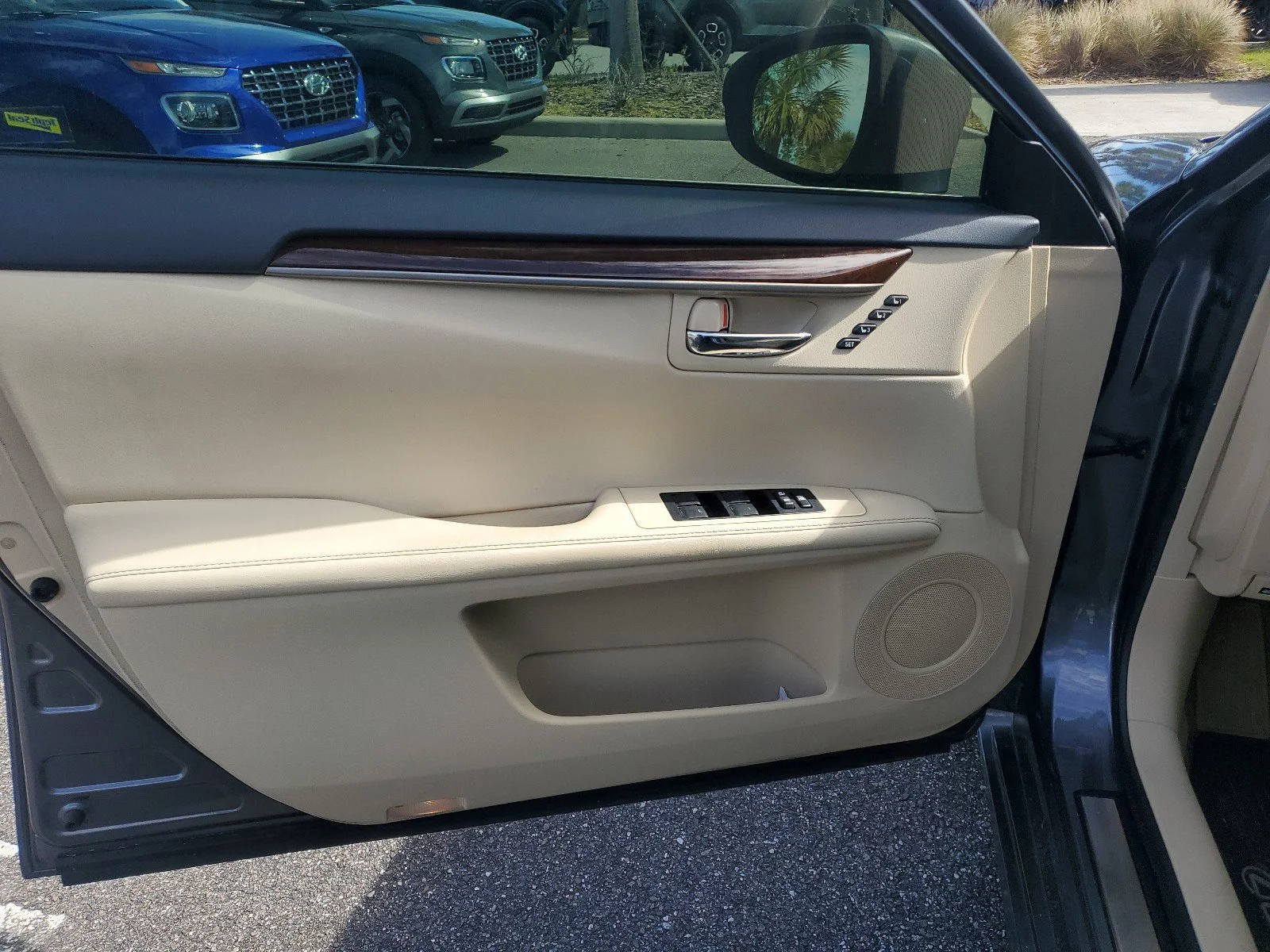 Used 2014  Lexus  image 8