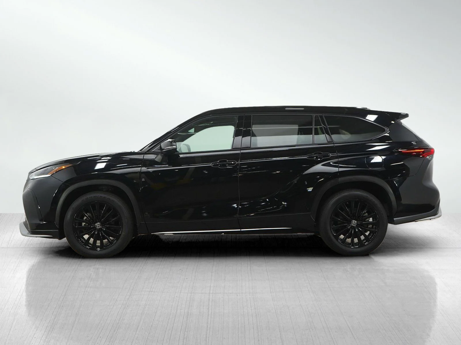 Used 2025 Toyota Highlander XSE with VIN 5TDKDRBH7SS581579 for sale in Burnsville, Minnesota