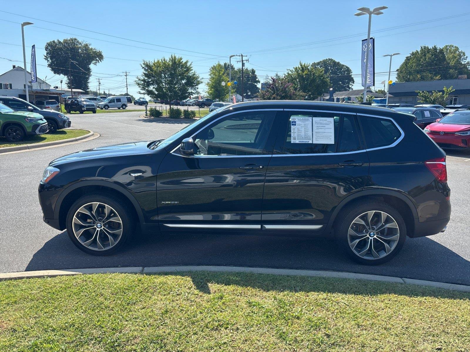 Used 2017 Black Sapphire Metallic BMW xDrive28i image 2