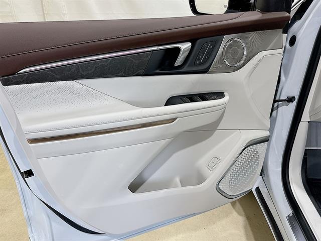 New 2026 Iridescent White Tricoat Buick Avenir image 22