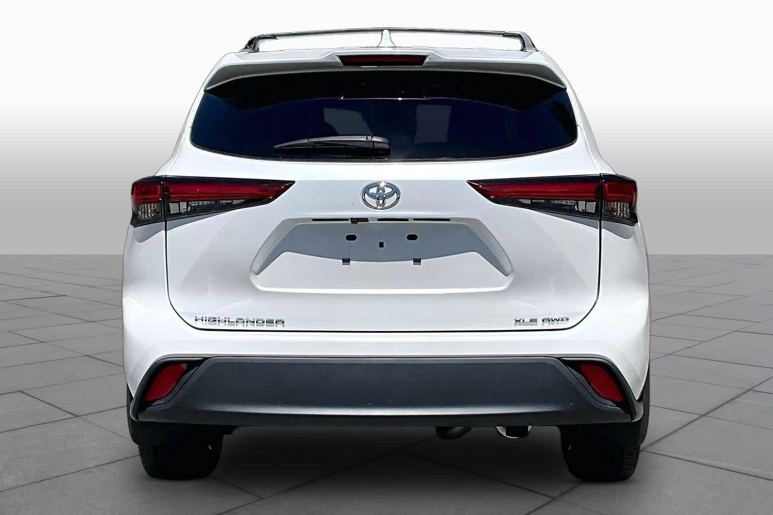 Used 2023 Wind Chill Pearl Toyota XLE image 5