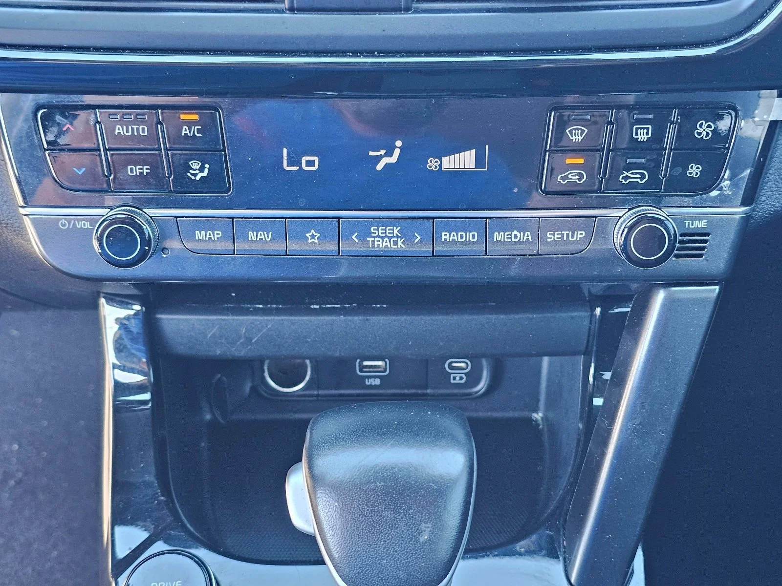 Used 2024 Clear White/Black Roof Kia S image 27