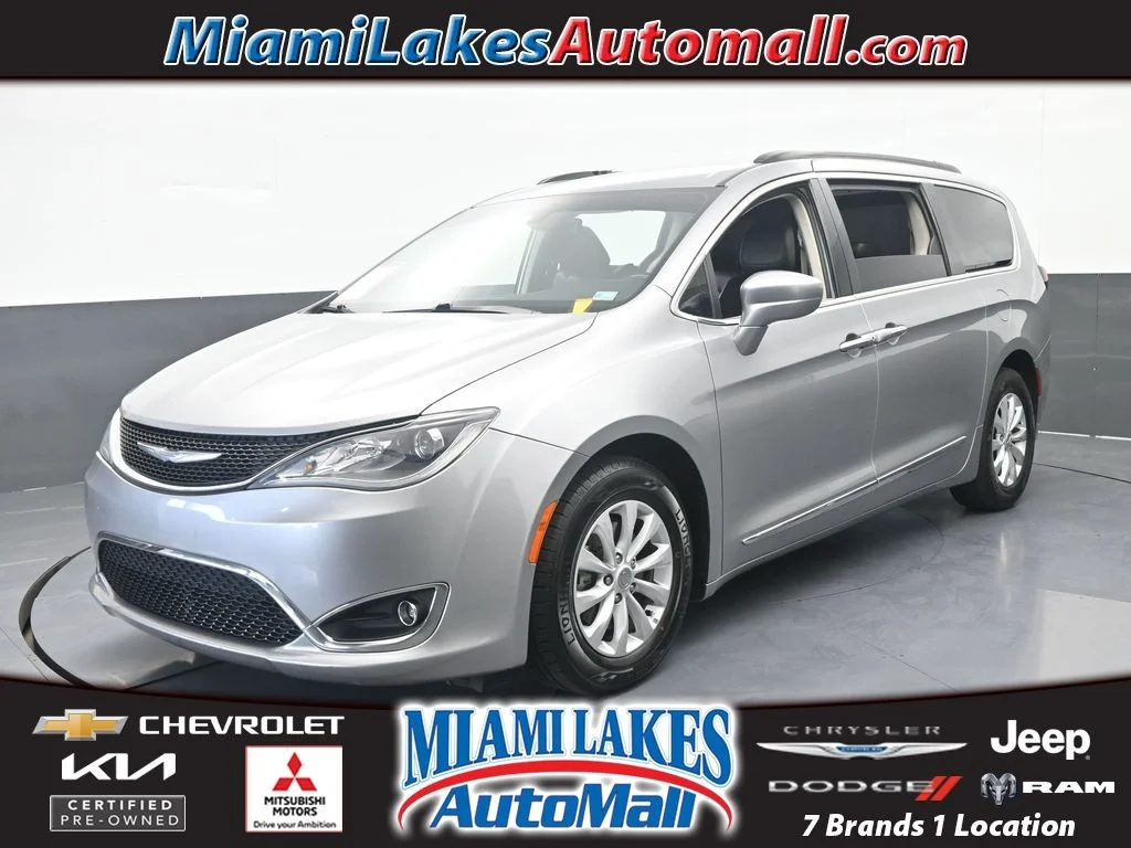 Used 2017 Billet Silver Metallic Clearcoat Chrysler Touring L image 1