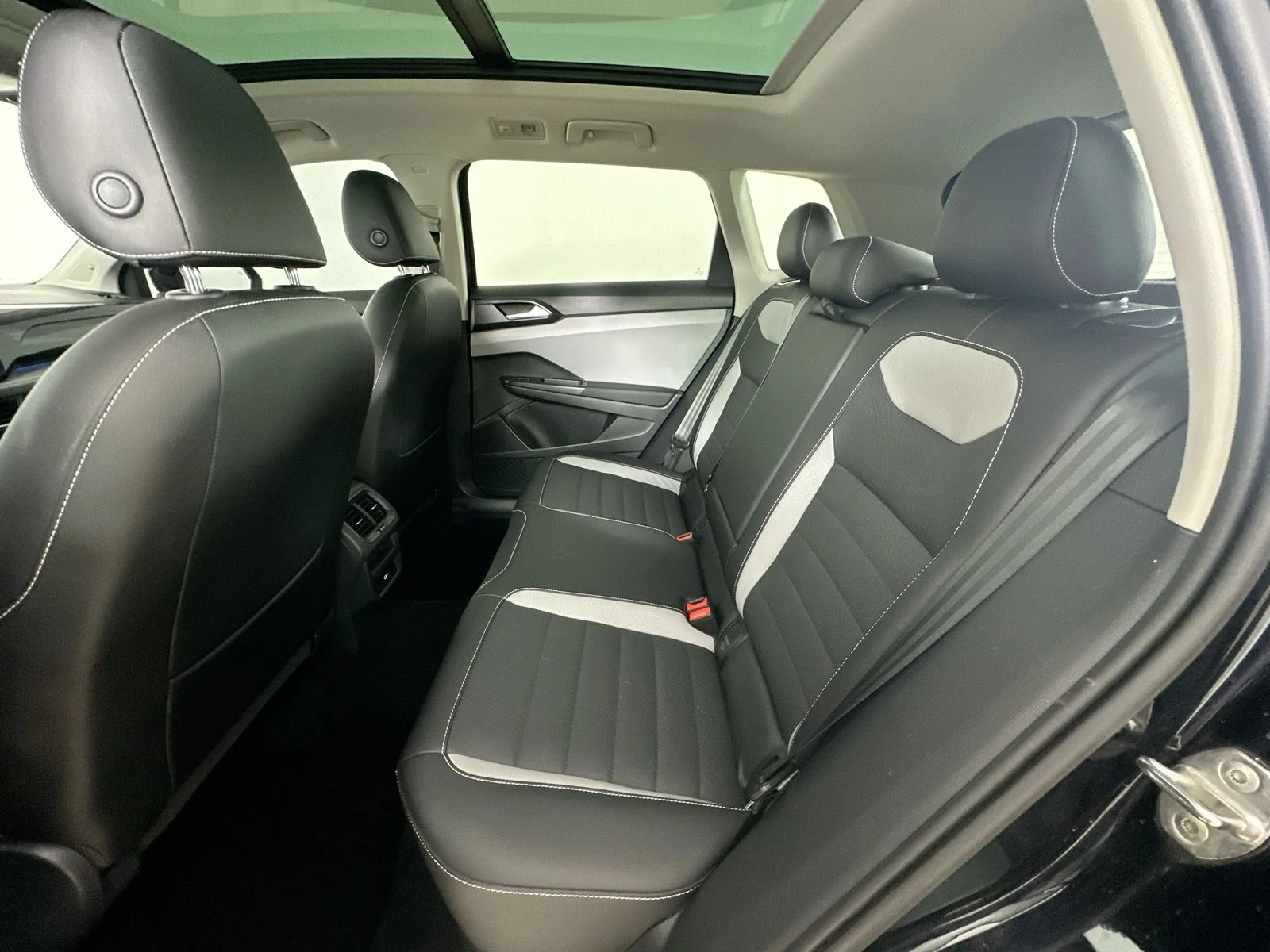 Used 2022 Black Volkswagen  image 38