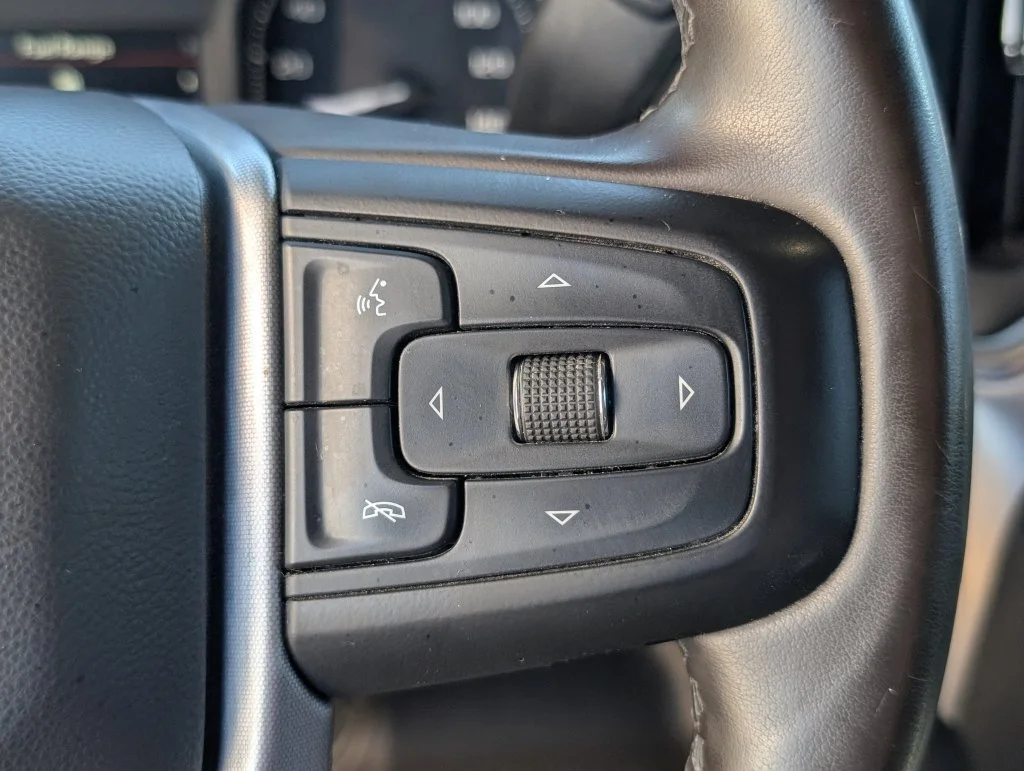 Used 2023 White GMC SLT image 23