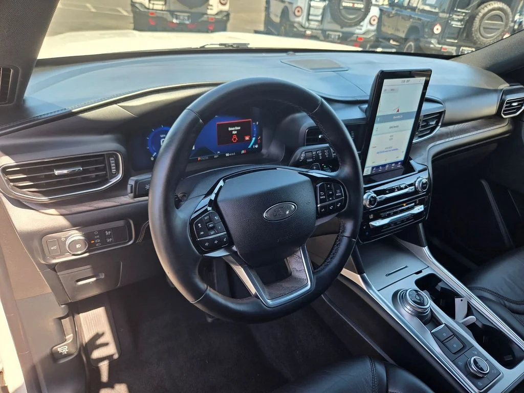 Used 2021 White Metallic Ford Platinum image 9