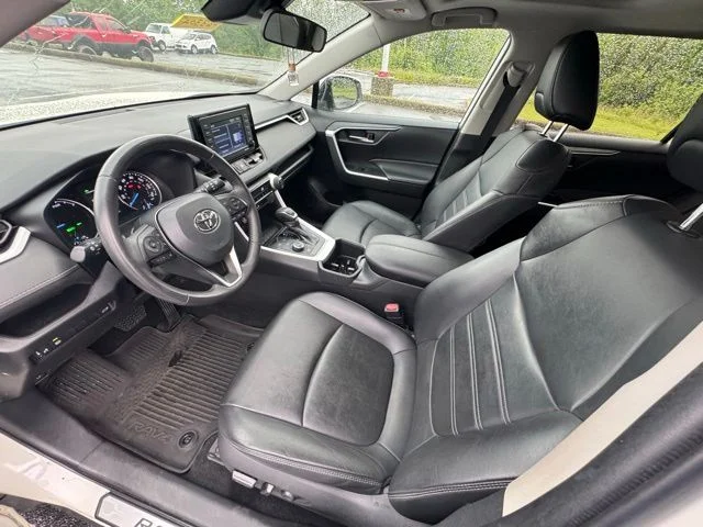 Used 2022 White Toyota XLE Premium image 13