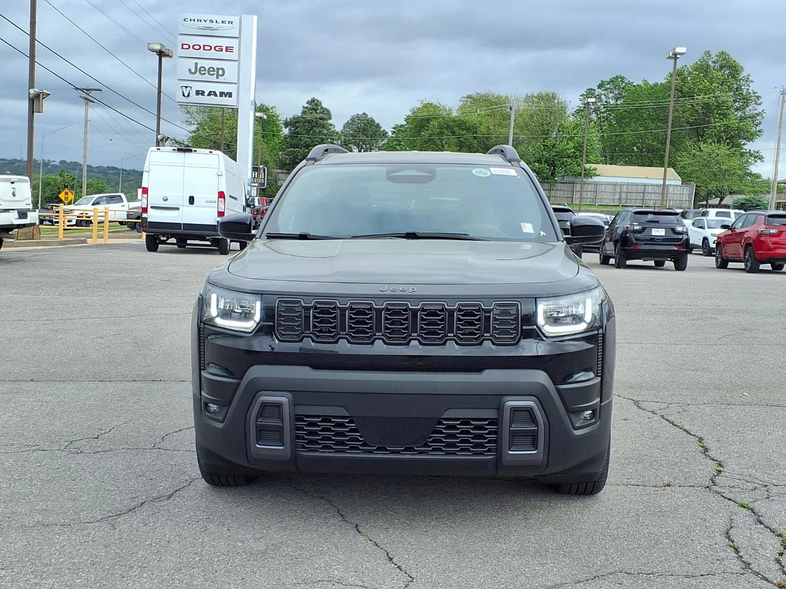 New 2026 Diamond Black Crystal Pearl-Coat Exterior Paint Jeep Laredo image 21