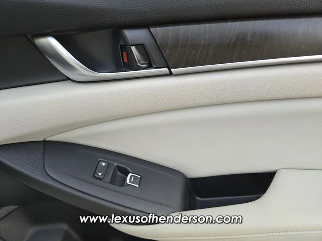 Used 2018 White Honda EX image 18