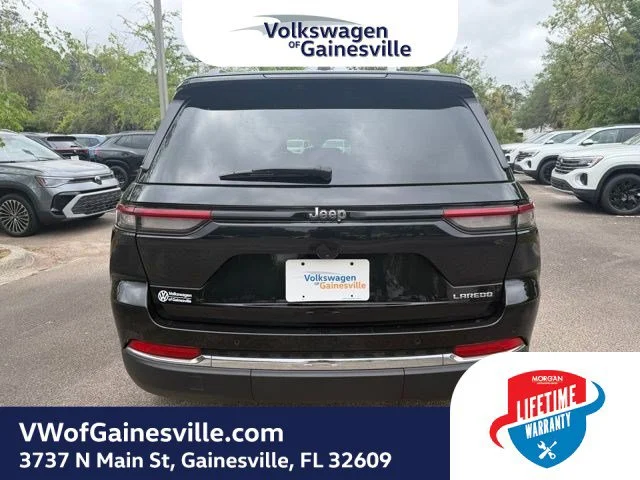 Used 2023 Diamond Black Crystal Pearlcoat Jeep Laredo image 5