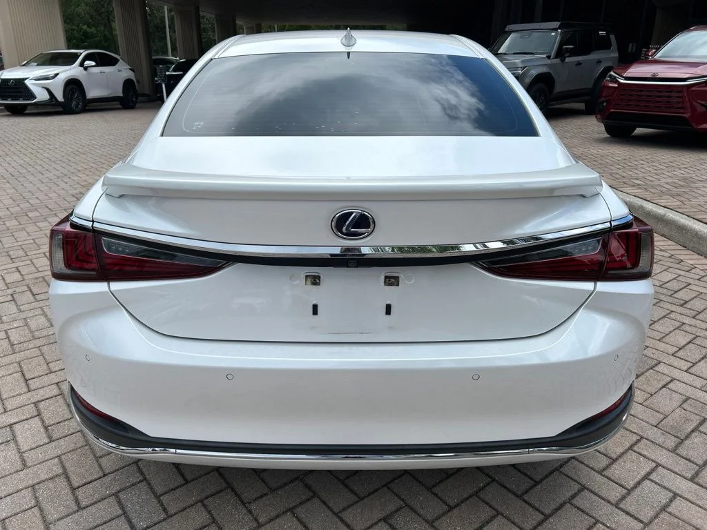 Certified Used 2022 EMINENT WHITE PEARL Lexus 300h Ultra Luxury image 4