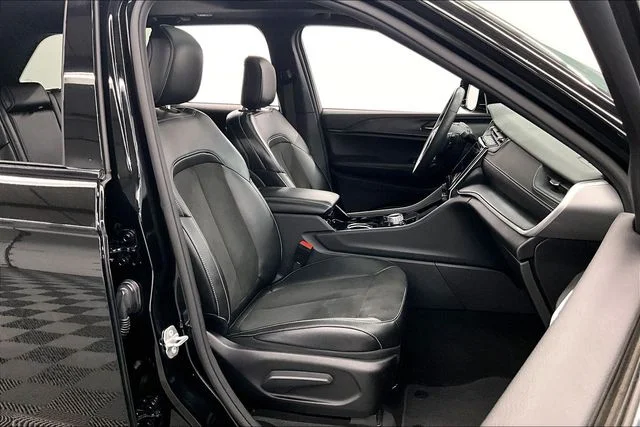 Used 2023 Diamond Black Crystal Pearlcoat Jeep Altitude X image 8