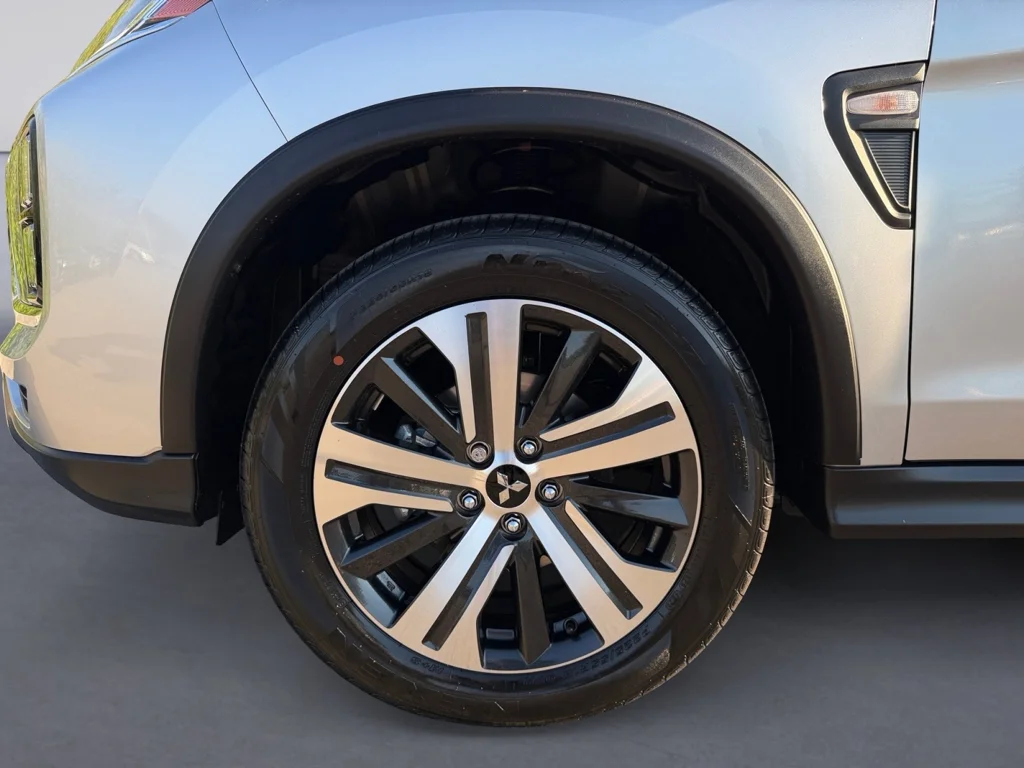 New 2026 Alloy Silver Metallic Mitsubishi SE image 9