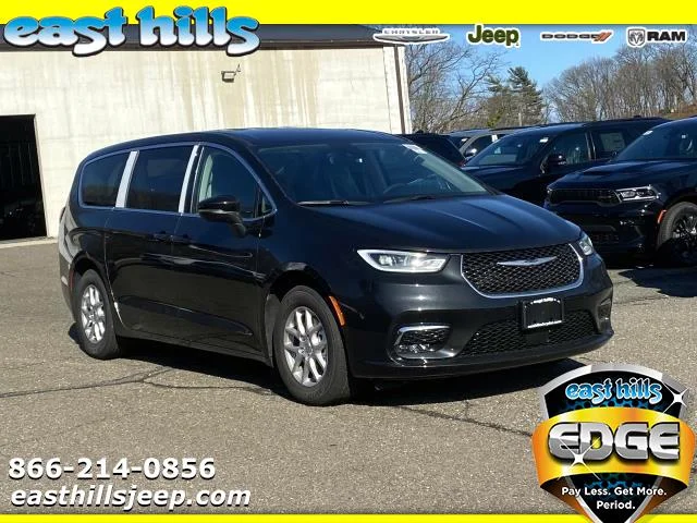 2023 Chrysler Pacifica Touring L's photo