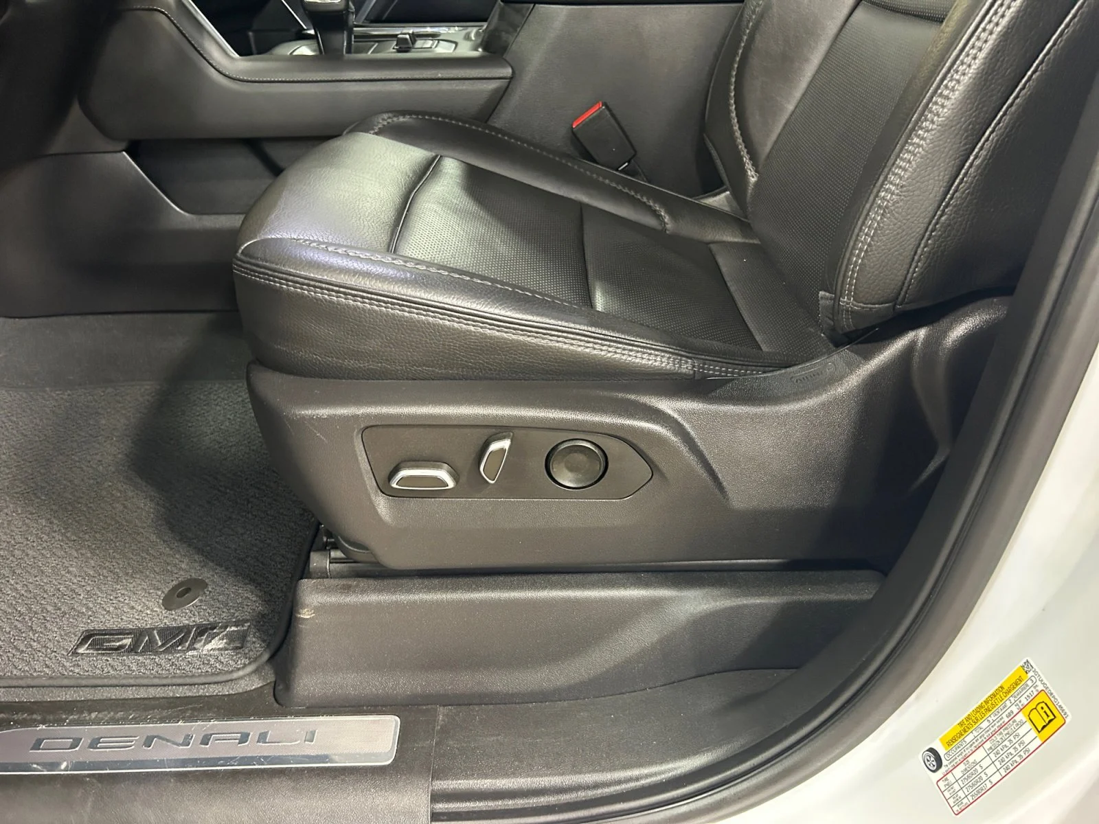 Used 2023 White GMC Denali Crew Cab image 15