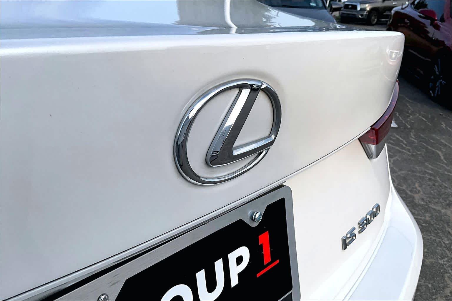 Used 2018 Eminent White Pearl Lexus  image 30