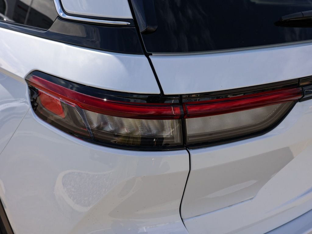 New 2026 Bright White Clear-Coat Exterior Paint Jeep Laredo X image 6