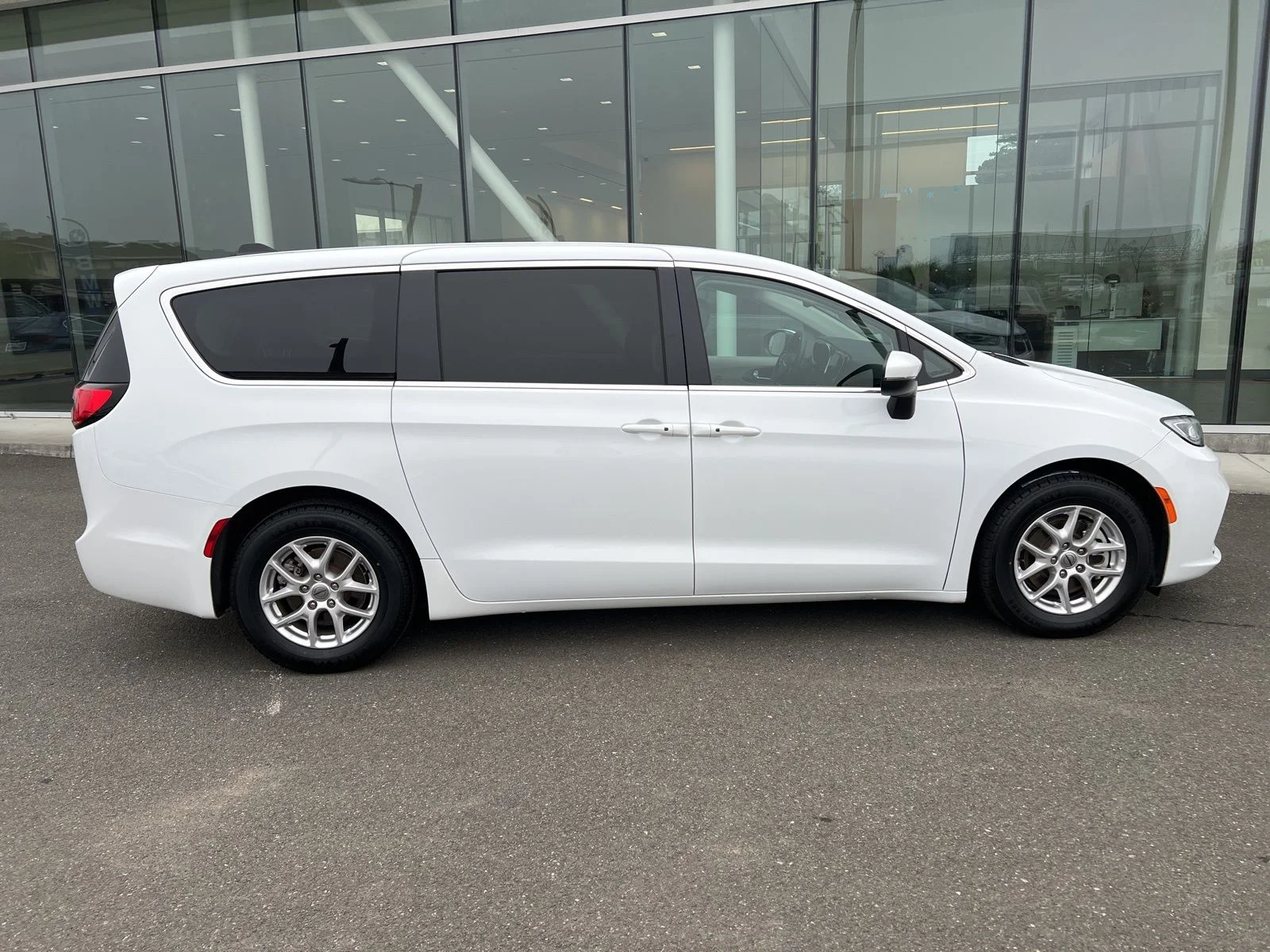 Used 2023 White Chrysler Touring L image 7