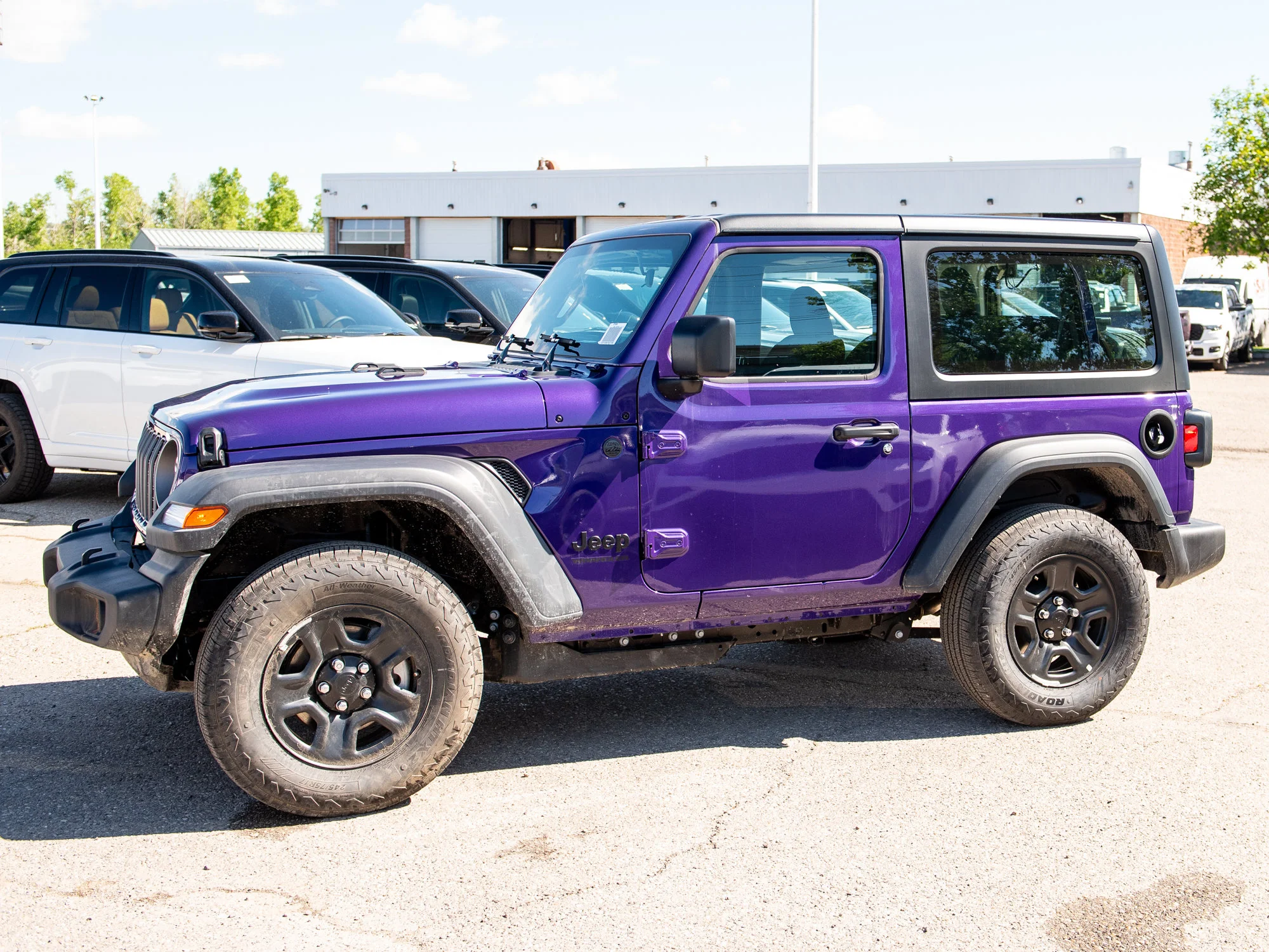 New 2026 reign Jeep Sport* image 2