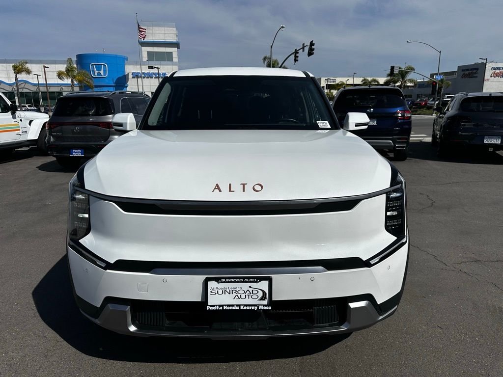 Used 2024 Snow White Pearl Kia Light Long Range image 3