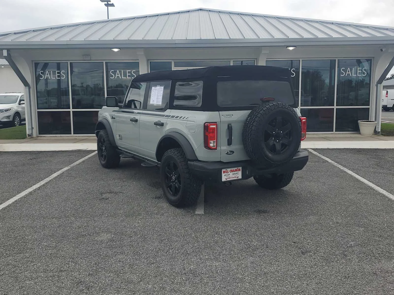 Used 2023  Ford Base image 3
