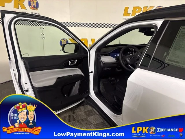 New 2026 Bright White Clear-Coat Exterior Paint Jeep Limited image 10