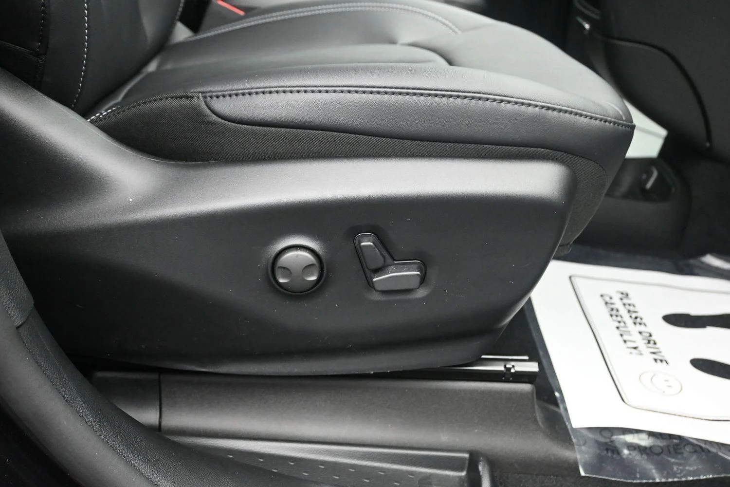 New 2027 Diamond Black Crystal Pearl-Coat Exterior Paint Chrysler Select image 8