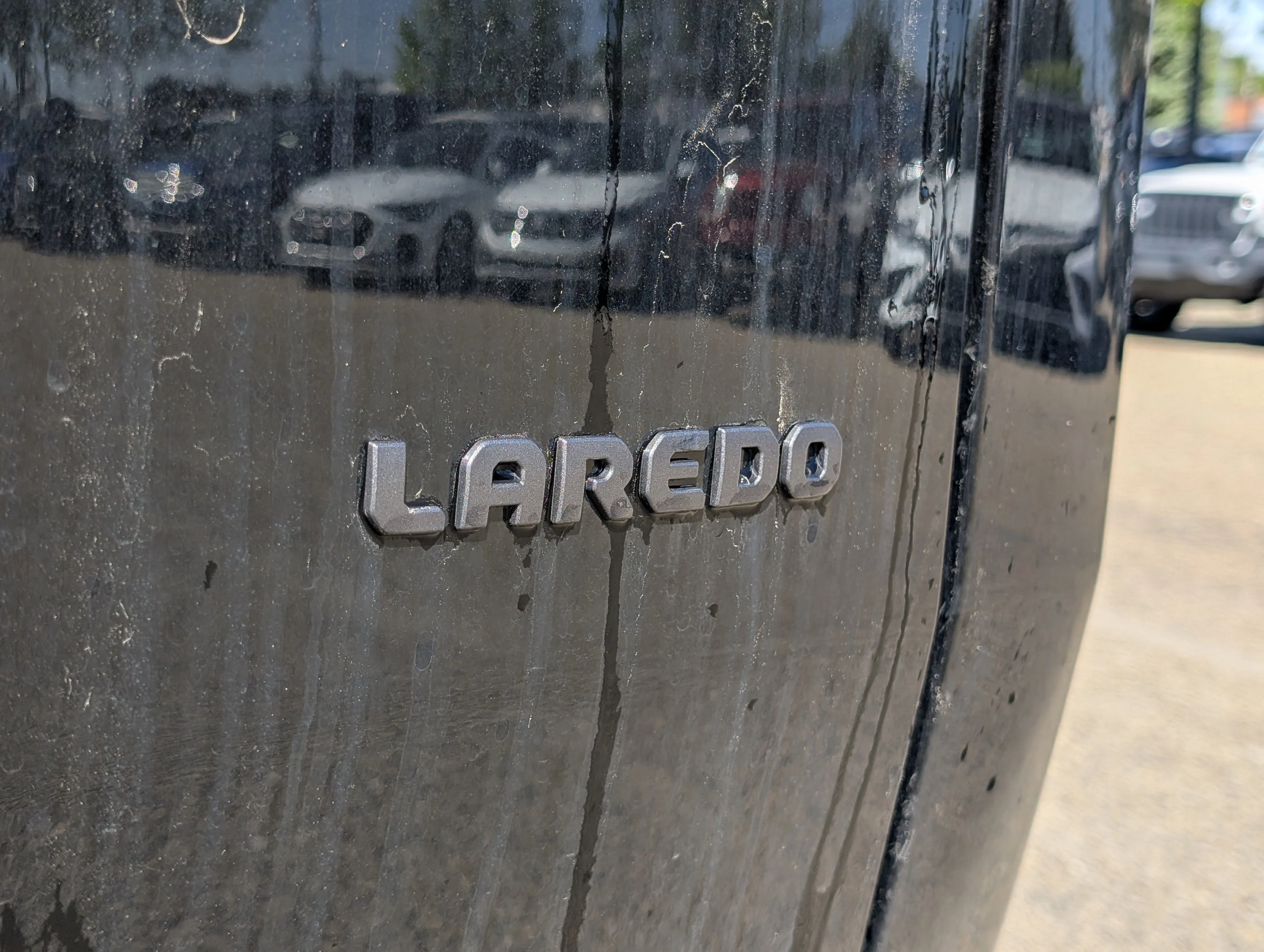 New 2026 Diamond Black Crystal Pearl Jeep Laredo image 14
