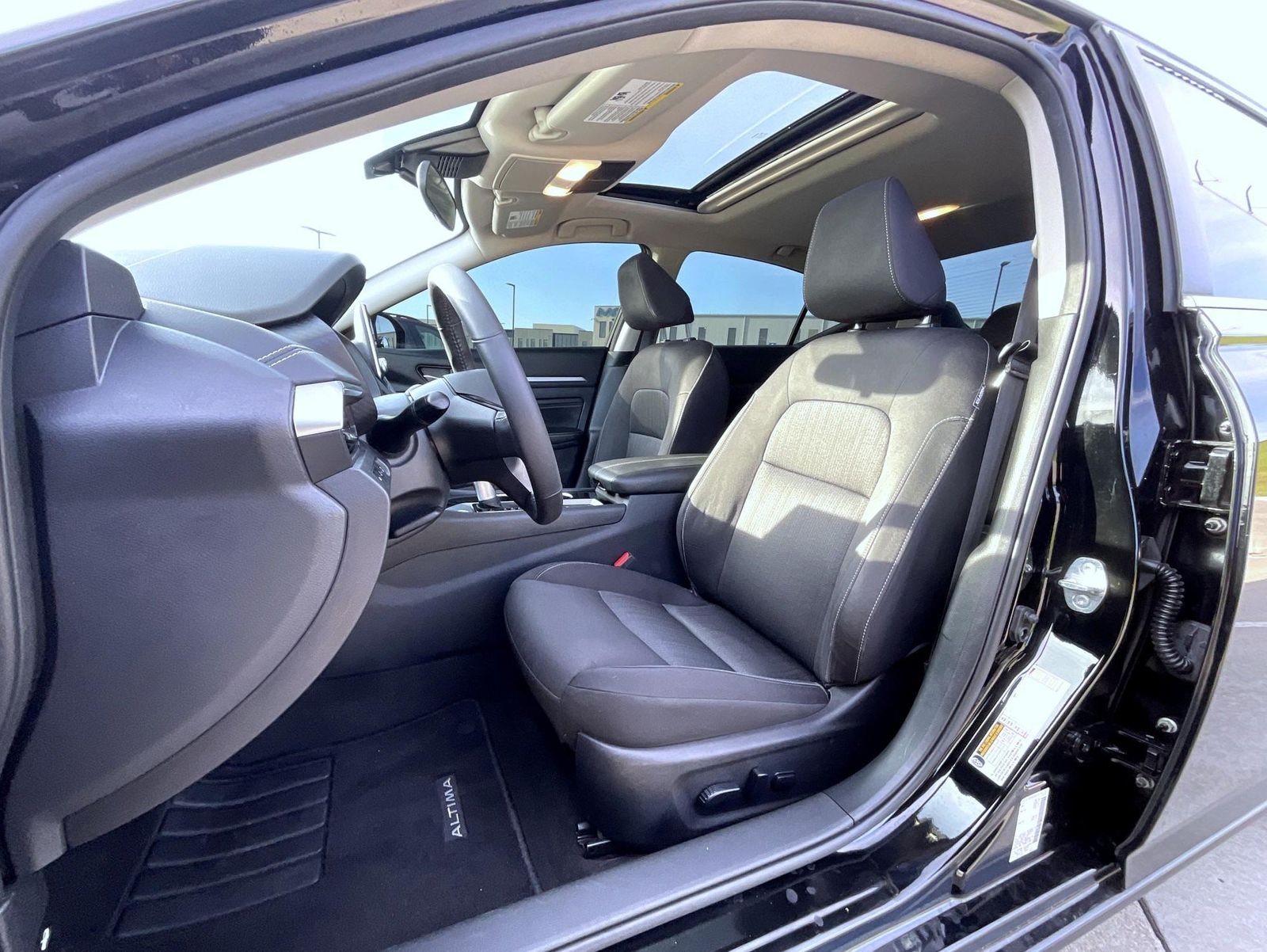 Used 2022 Black Nissan 2.5 SV image 11