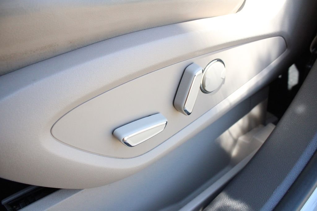 Used 2023 Pearl Metallic Lincoln Reserve image 3