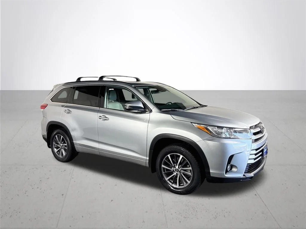 Used 2018 Silver Toyota XLE image 4