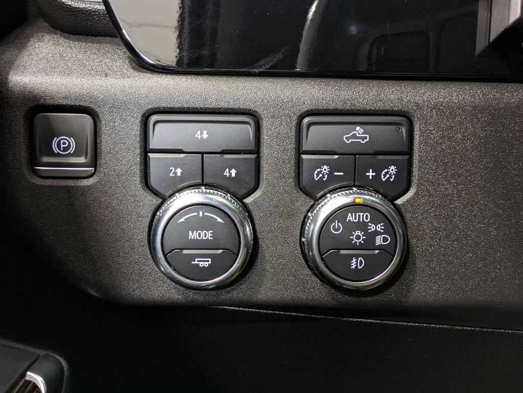 Used 2024 Onyx Black GMC SLE image 29