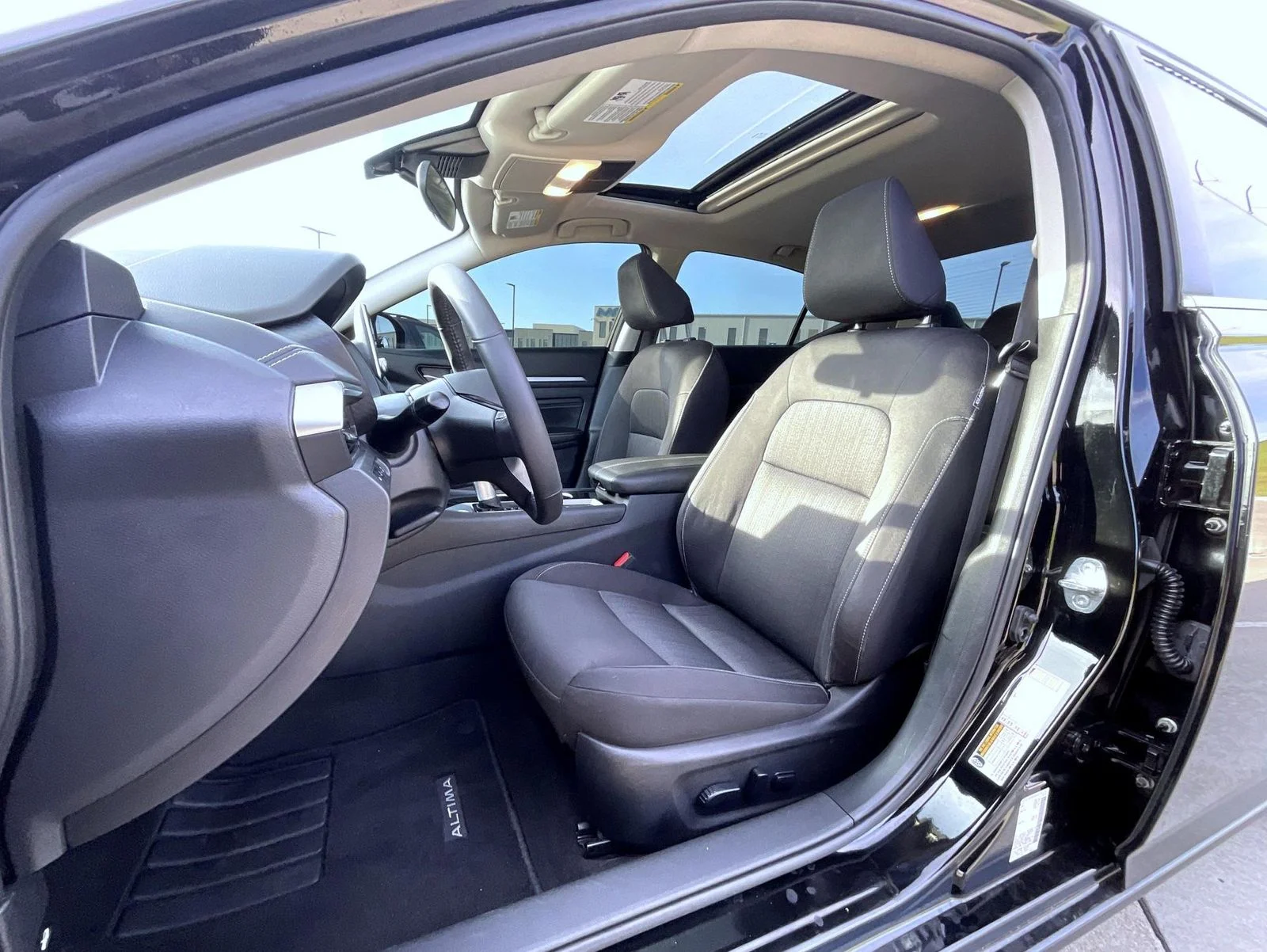 Used 2022 Black Nissan 2.5 SV image 11