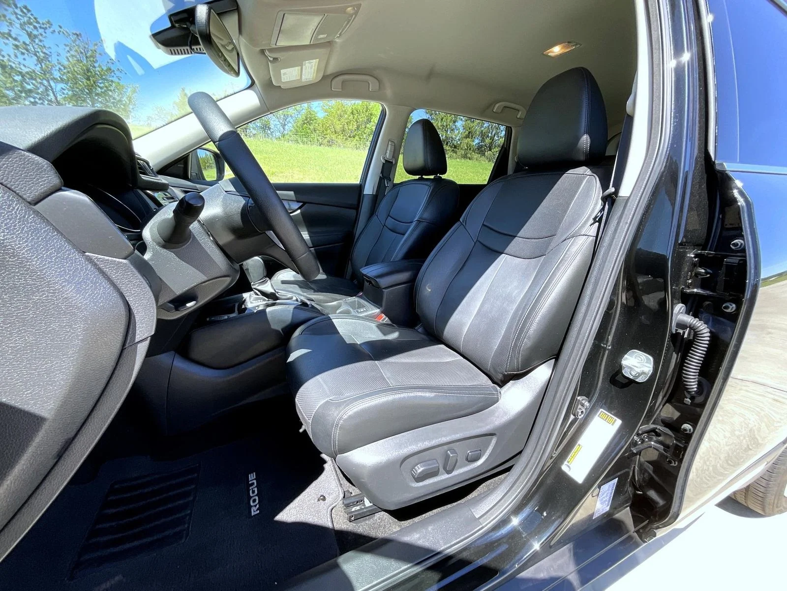 Used 2020 Black Nissan SL image 10