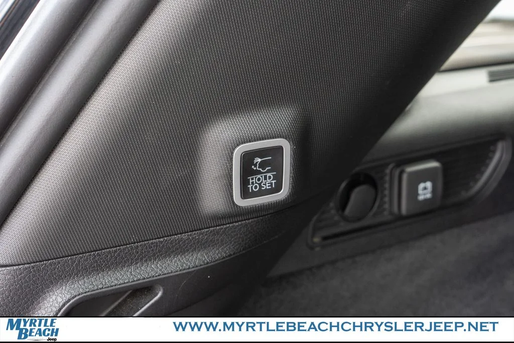 Used 2022 Diamond Black Jeep Overland image 34
