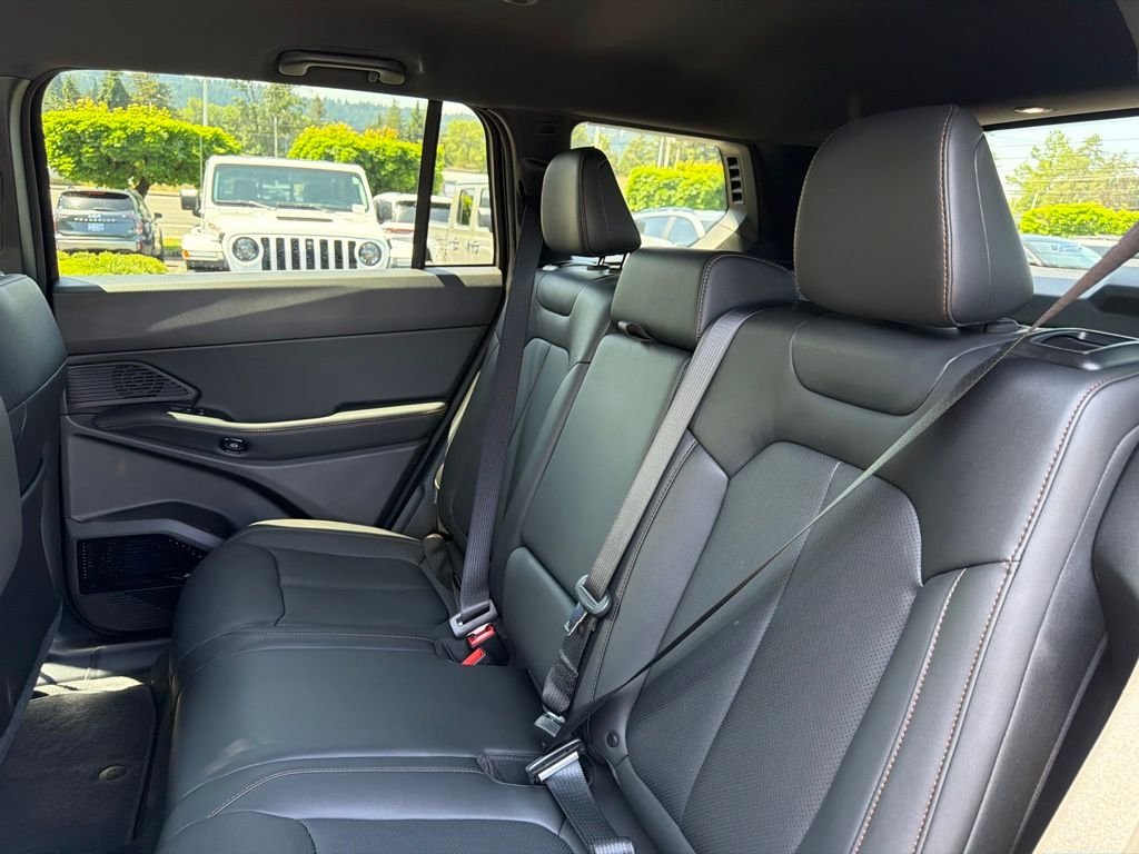 New 2026 Diamond Black Crystal Pearl-Coat Exterior Paint Jeep Limited image 30