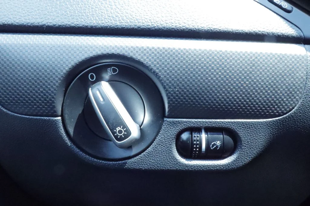 Used 2012 White Volkswagen 2.5L SE image 24
