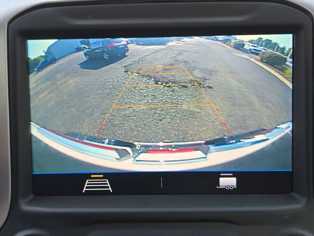 Used 2023 SUMMIT WHITE GMC SLE image 25