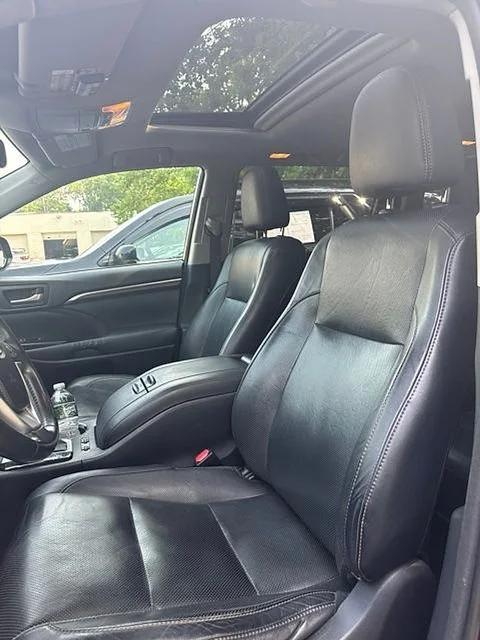 Used 2014 Red Toyota  image 6