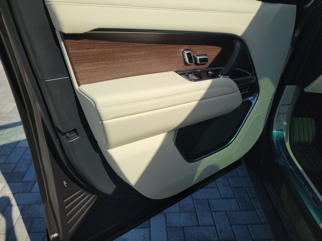 New 2026 Charente Grey LAND ROVER SE image 23