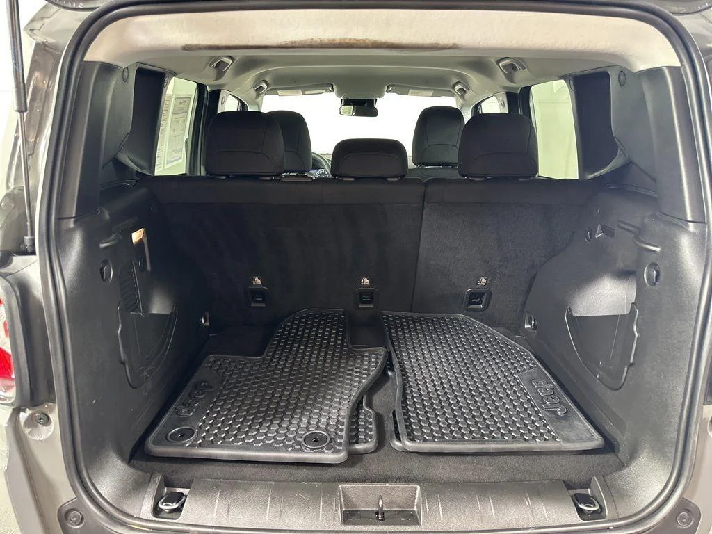 Used 2022 Sting-Gray Clearcoat Jeep Latitude image 20