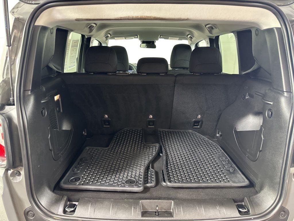 Used 2022 Sting-Gray Clearcoat Jeep Latitude image 20