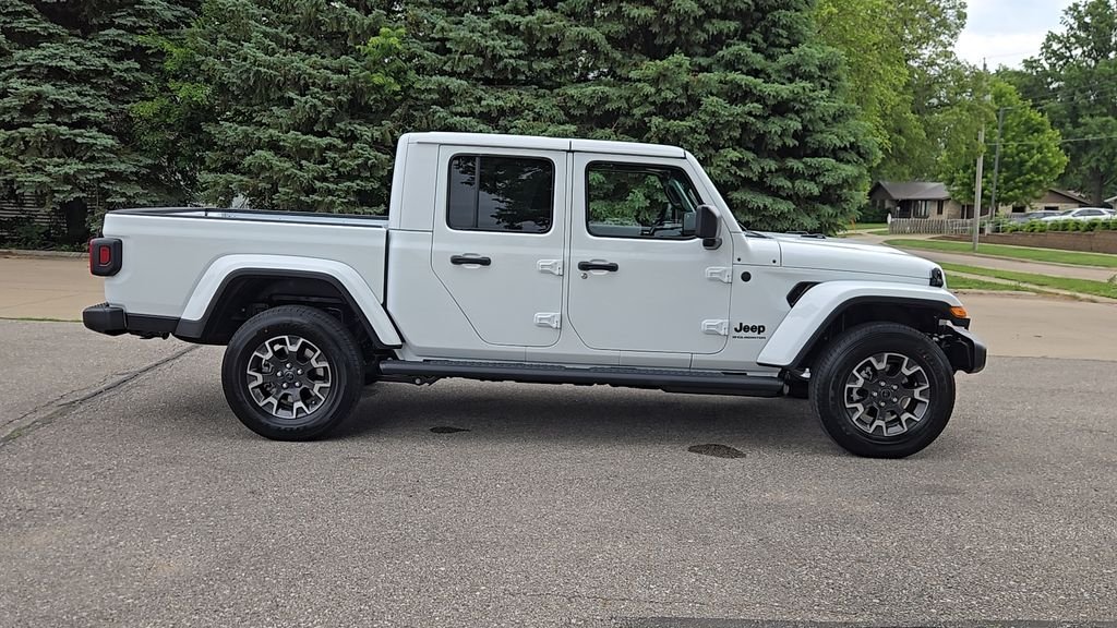 New 2026 Bright White Clear-Coat Exterior Paint Jeep Sahara image 36