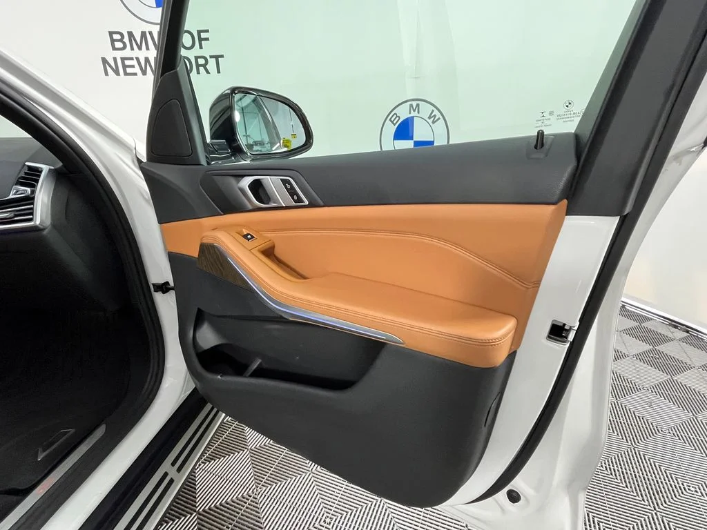Used 2019 White BMW xDrive40i image 24