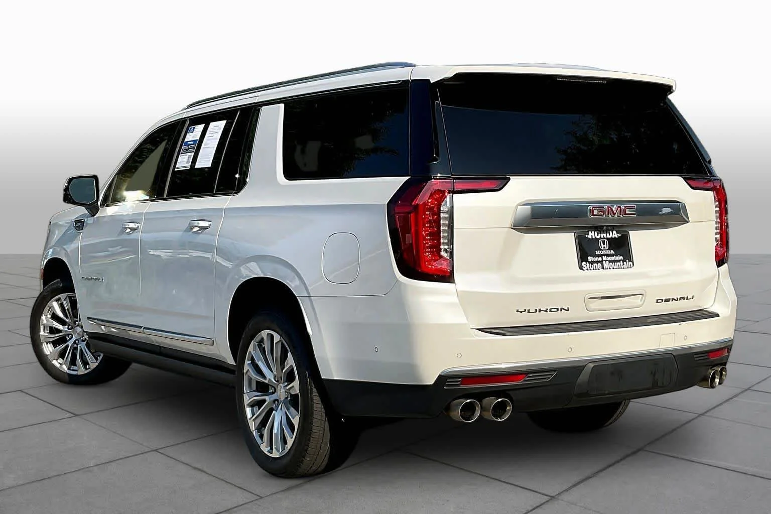 Used 2024 White Frost Tricoat GMC Denali image 12
